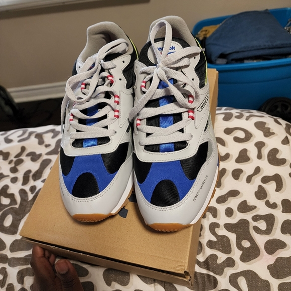 Sneaker - Picture 2 of 3